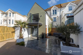 Perfect Lux Beachfront House with Balcony and Sea Views, Parking, Darlington
